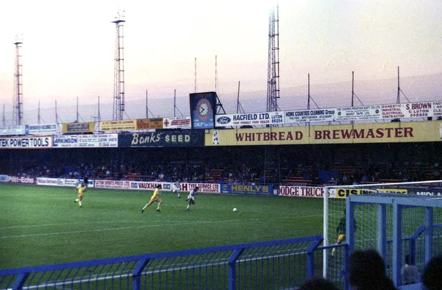 Arquibancada do Kenilworth Road, em Luton, com um jogo em andamento