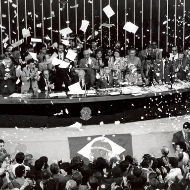 Ulysses Guimarães ergue a Constituição de 1988