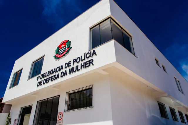 A fachada de uma delegacia de defesa da mulher em Campinas
