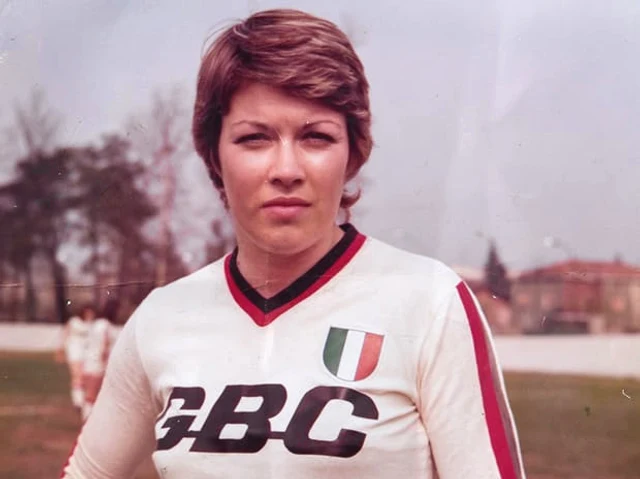 A jogadora Rose Reilly com o uniforme do GBC Milan em 1976